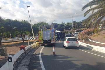 Un camión vuelca en el acceso a Telde desde la GC-1/TA.